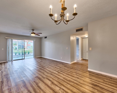 12021 W Greenway Drive - Photo Thumbnail 3