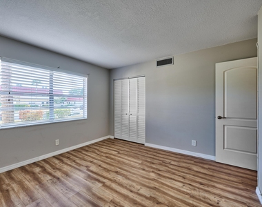 12021 W Greenway Drive - Photo Thumbnail 26