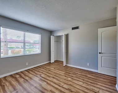 12021 W Greenway Drive - Photo Thumbnail 27