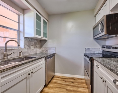 12021 W Greenway Drive - Photo Thumbnail 14