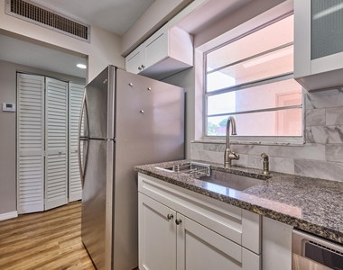 12021 W Greenway Drive - Photo Thumbnail 15