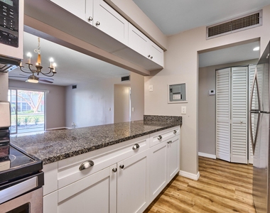 12021 W Greenway Drive - Photo Thumbnail 16