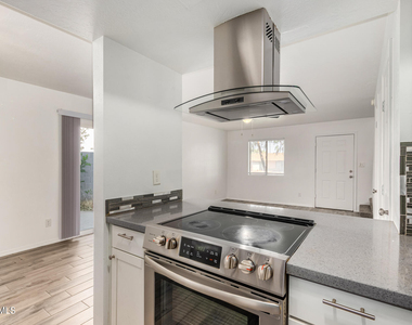4718 W Orangewood Avenue - Photo Thumbnail 11