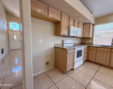9821 W Yukon Drive - Photo Thumbnail 6