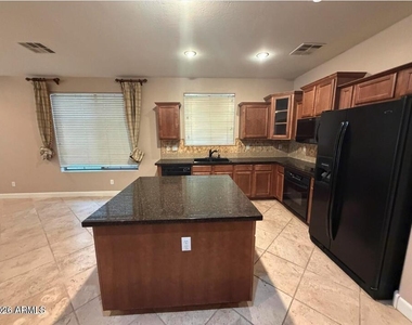 421 W Wisteria Place - Photo Thumbnail 14