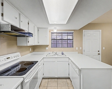 4849 E Kachina Trail - Photo Thumbnail 10