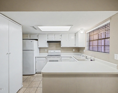 4849 E Kachina Trail - Photo Thumbnail 8