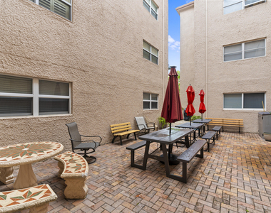 2615 Ne 1st Court - Photo Thumbnail 3