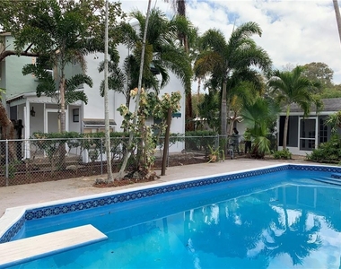 114 Nw 25th Street - Photo Thumbnail 6