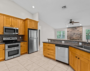 16628 Valencia Boulevard - Photo Thumbnail 8