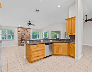 16628 Valencia Boulevard - Photo Thumbnail 9