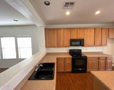 18235 N Alicia Court - Photo Thumbnail 7