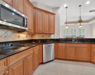 854 Sw St Tropez Court - Photo Thumbnail 11