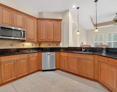 854 Sw St Tropez Court - Photo Thumbnail 13