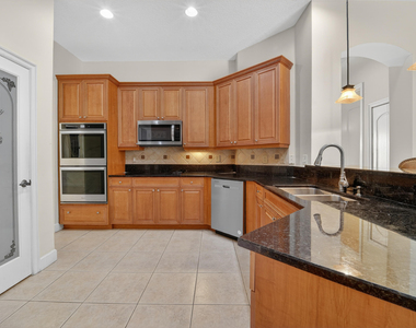 854 Sw St Tropez Court - Photo Thumbnail 10