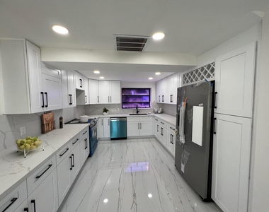 2518 Key Largo Lane - Photo Thumbnail 5