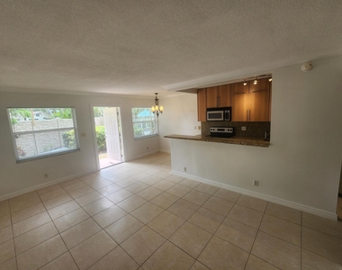 1125 Ne 16th Place - Photo Thumbnail 8