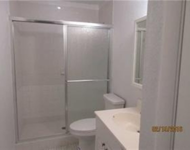 330 Lakewood E - Photo Thumbnail 4