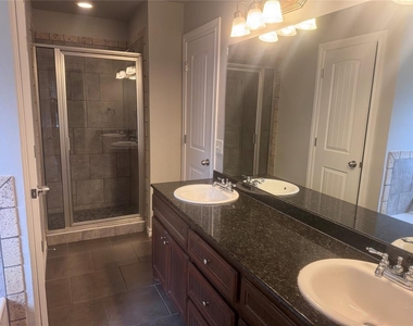 2412 Nw 157th Terrace - Photo Thumbnail 10