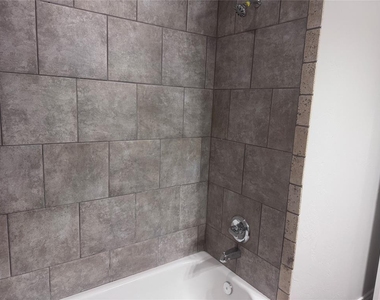 2412 Nw 157th Terrace - Photo Thumbnail 7