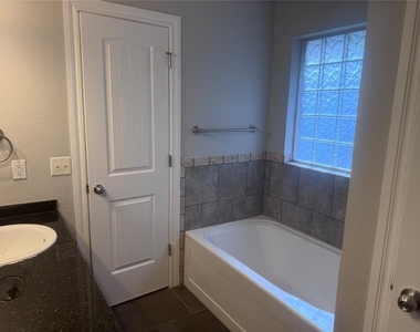 2412 Nw 157th Terrace - Photo Thumbnail 11