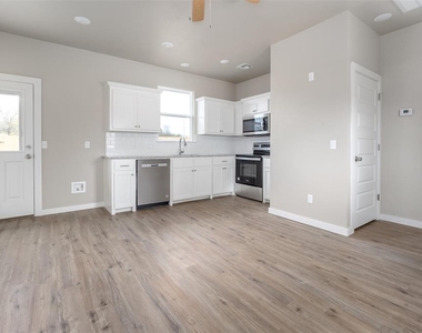 205 S 11th Street - Photo Thumbnail 4
