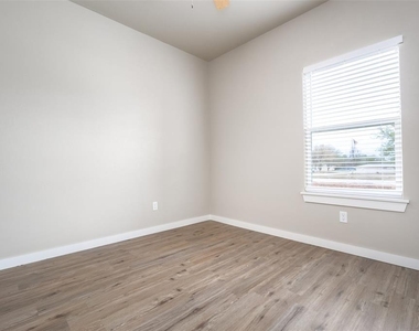 205 S 11th Street - Photo Thumbnail 10