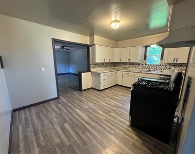 908 Ne 31st Street - Photo Thumbnail 3