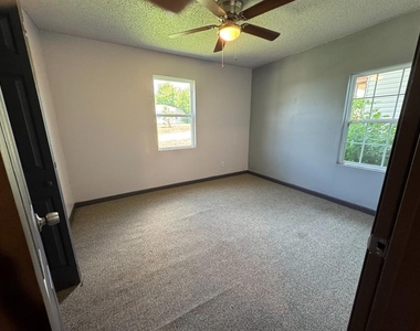 908 Ne 31st Street - Photo Thumbnail 6
