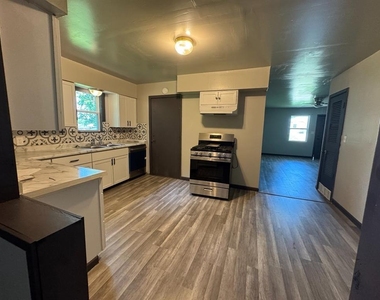 908 Ne 31st Street - Photo Thumbnail 4