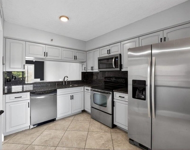 2206 S Cypress Bend Drive - Photo Thumbnail 2
