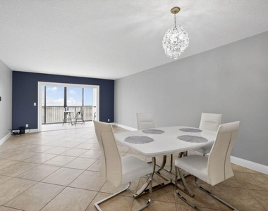 2206 S Cypress Bend Drive - Photo Thumbnail 12