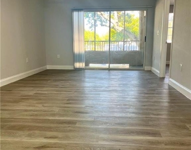 2820 N Oakland Forest Drive - Photo Thumbnail 4