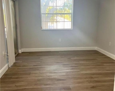 2820 N Oakland Forest Drive - Photo Thumbnail 8
