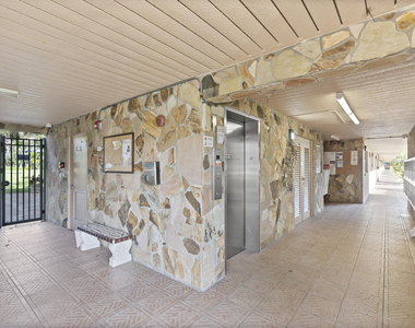 2515 Ne 2nd Court - Photo Thumbnail 2