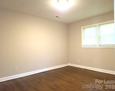 956 S Hoskins Road - Photo Thumbnail 6
