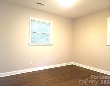 956 S Hoskins Road - Photo Thumbnail 9