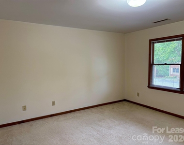 153 Hillcrest Drive - Photo Thumbnail 4