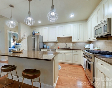 701 Royal Court - Photo Thumbnail 4