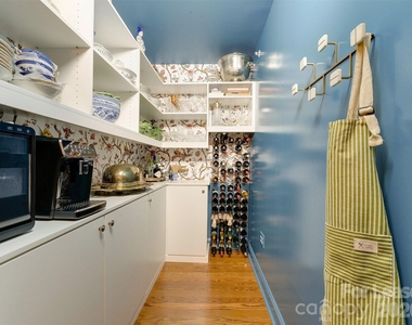 701 Royal Court - Photo Thumbnail 3