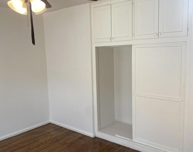 17616 Calvert Street - Photo Thumbnail 11