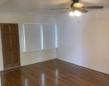 17616 Calvert Street - Photo Thumbnail 10