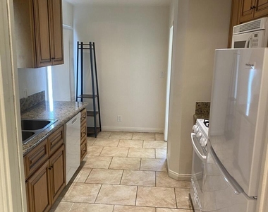 17616 Calvert Street - Photo Thumbnail 5