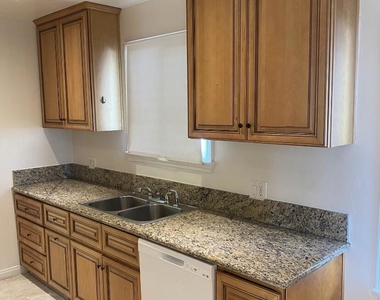 17616 Calvert Street - Photo Thumbnail 6
