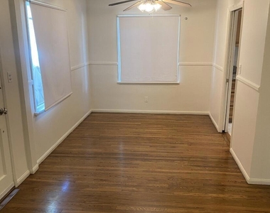 17616 Calvert Street - Photo Thumbnail 4