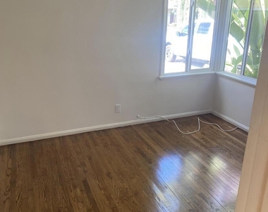 17616 Calvert Street - Photo Thumbnail 14