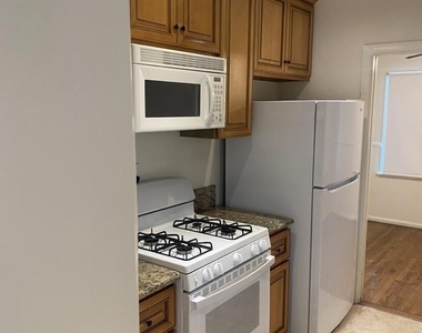 17616 Calvert Street - Photo Thumbnail 7