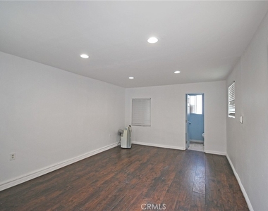 17339 Los Alimos Street - Photo Thumbnail 13