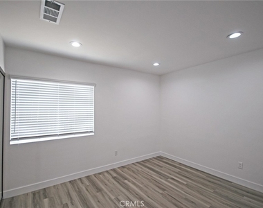 17339 Los Alimos Street - Photo Thumbnail 11