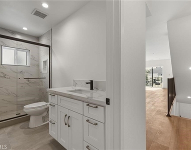 14165 Erwin Street - Photo Thumbnail 7